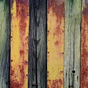 Bandes de bois et de métal cloutés colorés - France  - collection de photos clin d'oeil, catégorie clindoeil